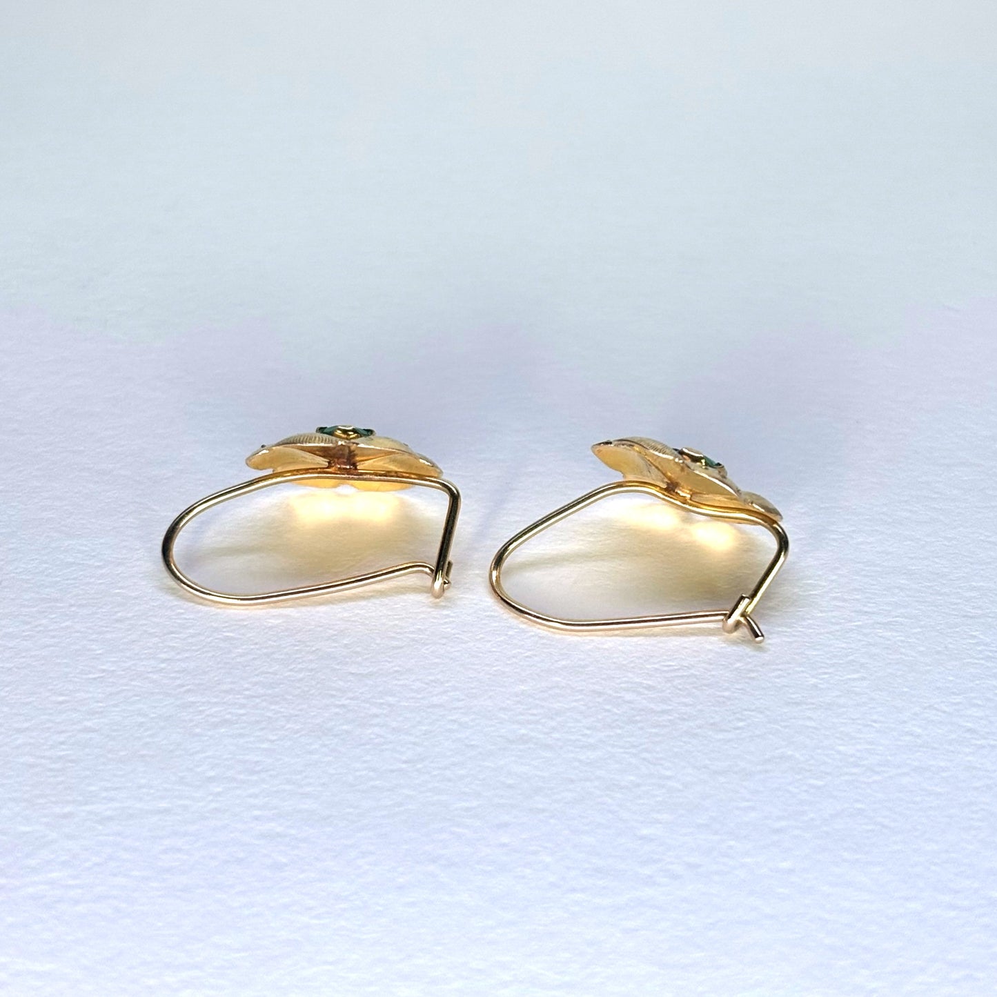 Aretes en forma de flor de oro de 18k con esmeraldas naturales colombianas