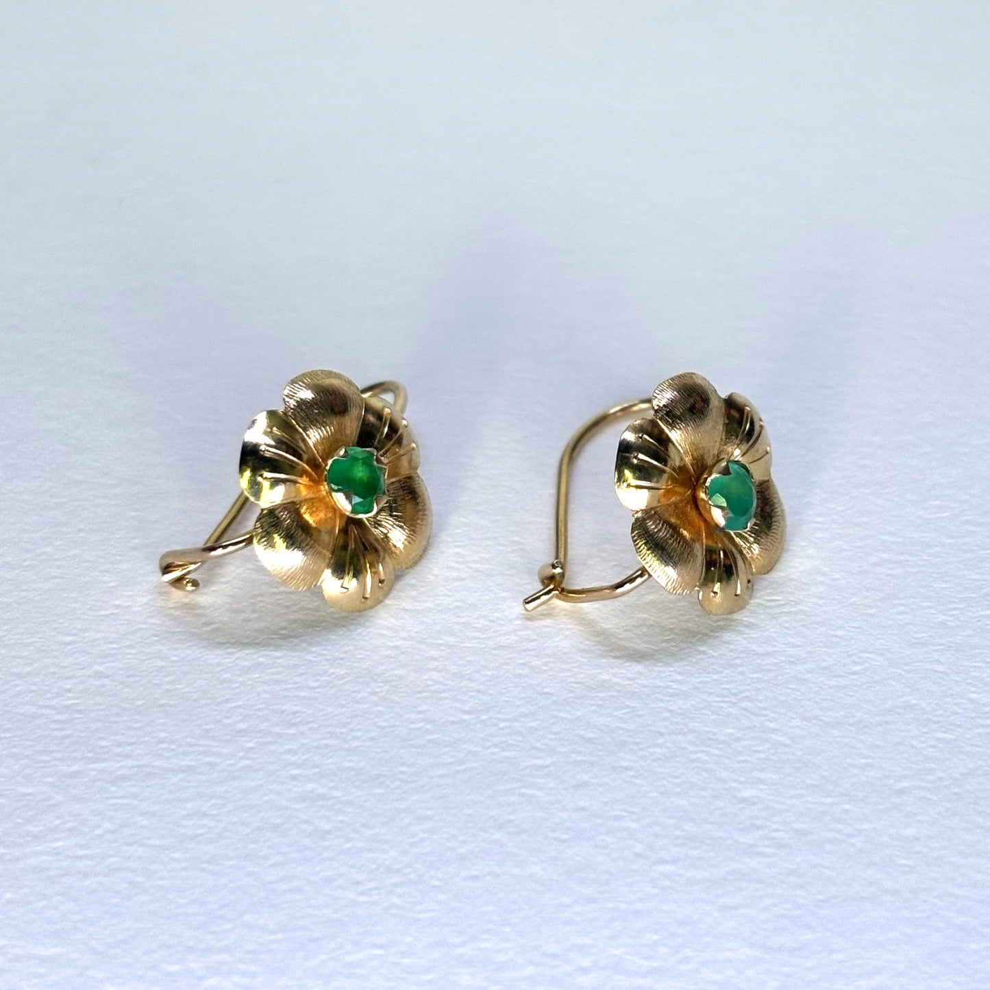 Aretes en forma de flor de oro de 18k con esmeraldas naturales colombianas