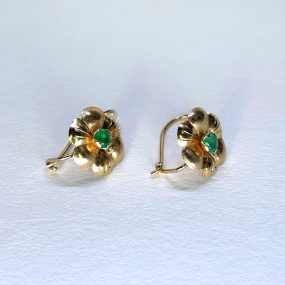 Aretes en forma de flor de oro de 18k con esmeraldas naturales colombianas