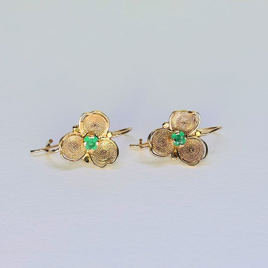 Aretes trébol en filigrana de oro de 18k con esmeraldas naturales colombianas.