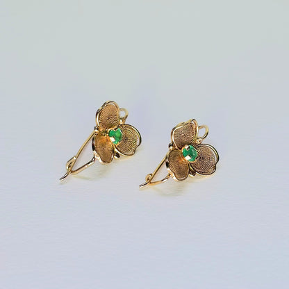 Aretes trébol en filigrana de oro de 18k con esmeraldas naturales colombianas.