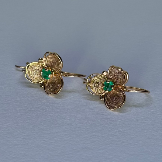 Aretes trébol en filigrana de oro de 18k con esmeraldas naturales colombianas.