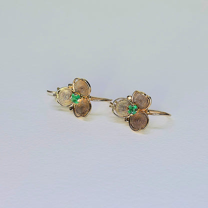 Aretes trébol en filigrana de oro de 18k con esmeraldas naturales colombianas.