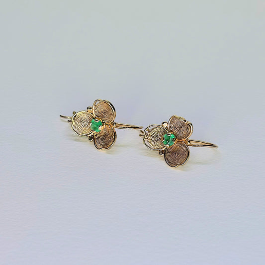 Aretes trébol en filigrana de oro de 18k con esmeraldas naturales colombianas.