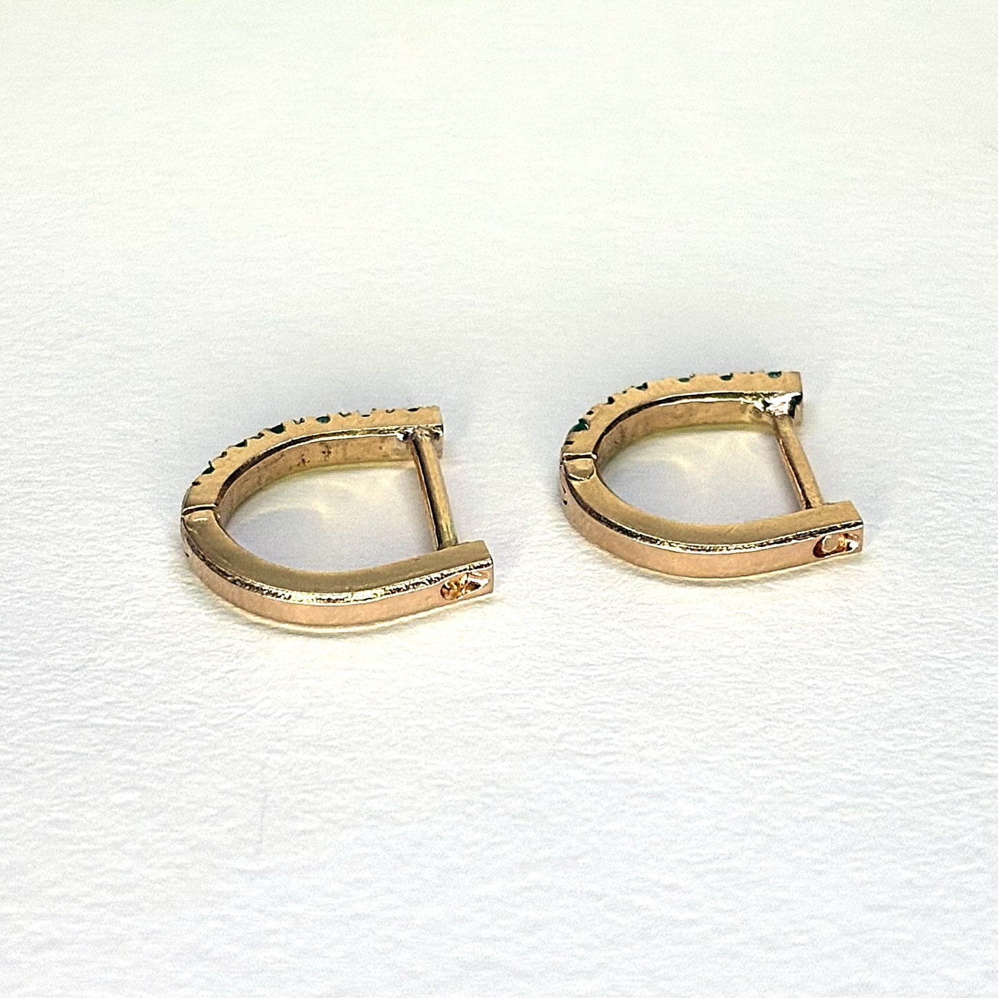 Aretes de oro de 18 quilates con 6 esmeraldas cada uno