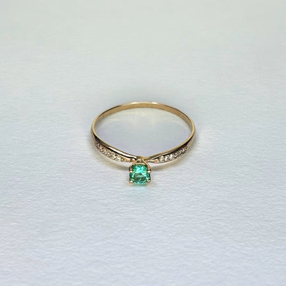 Anillo de oro de 18k con esmeralda natural colombiana y 12 circones