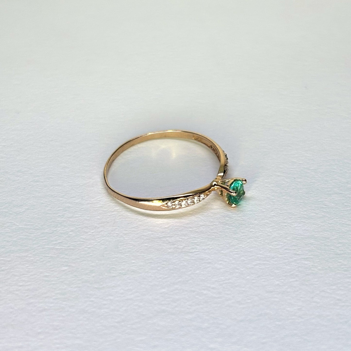 Anillo de oro de 18k con esmeralda natural colombiana y 12 circones