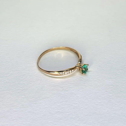 Anillo de oro de 18k con esmeralda natural colombiana y 12 circones