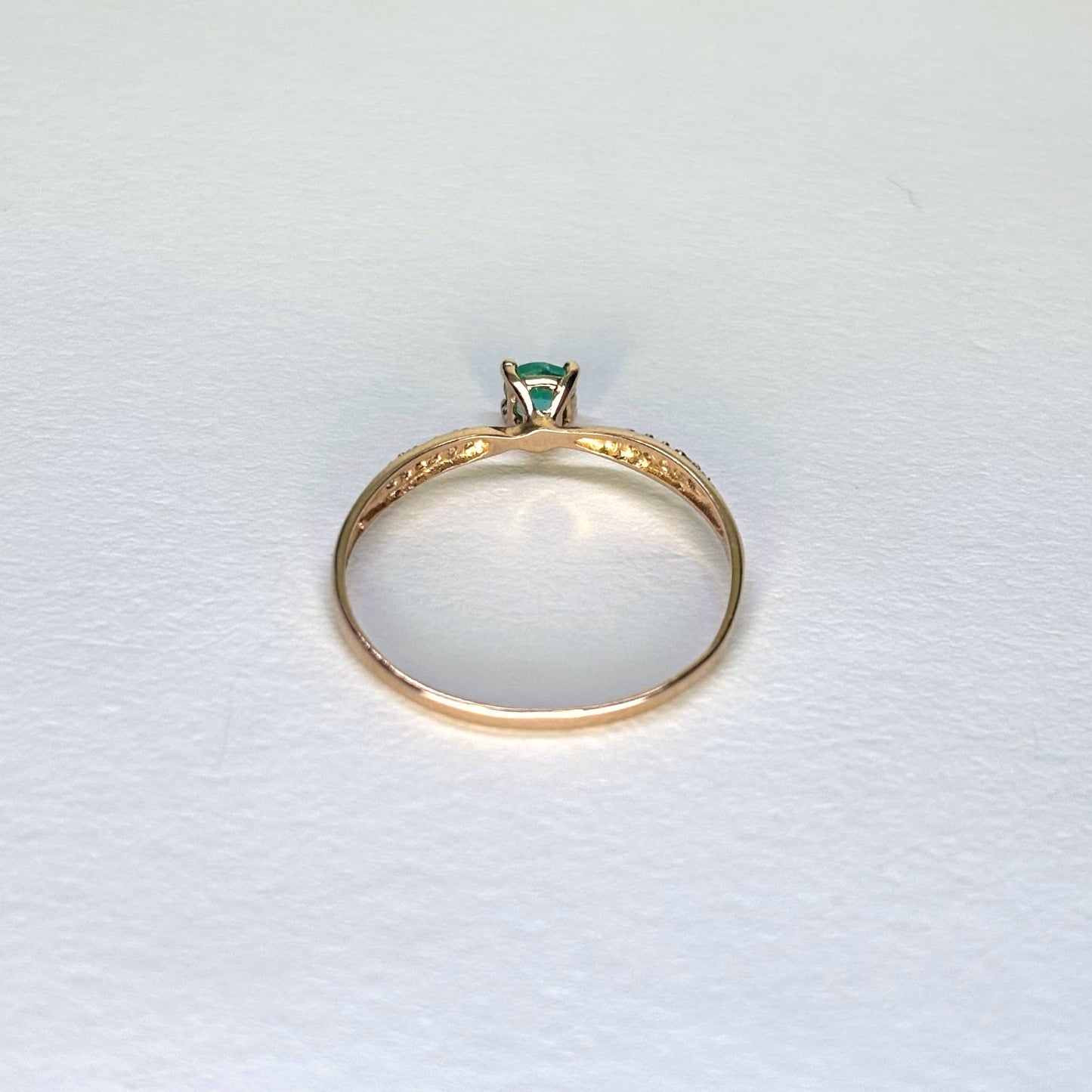 Anillo de oro de 18k con esmeralda natural colombiana y 12 circones