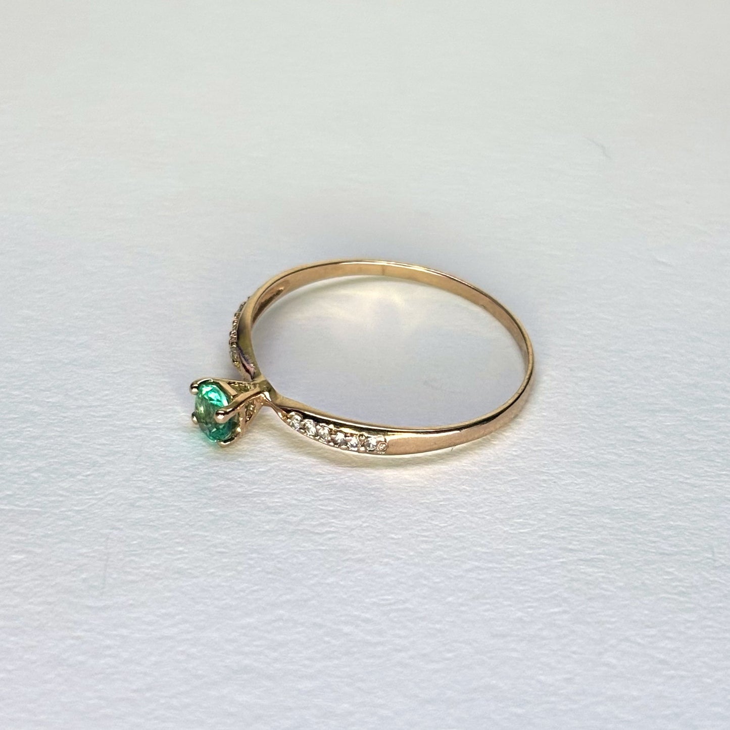 Anillo de oro de 18k con esmeralda natural colombiana y 12 circones
