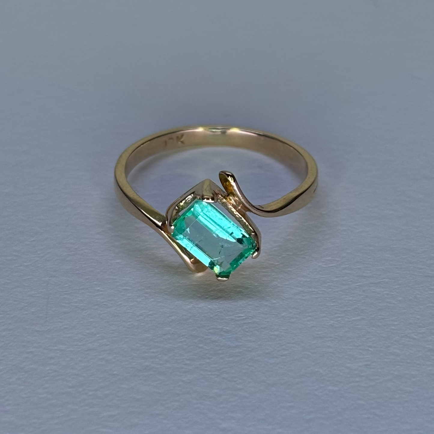 Anillo de oro de 18K con esmeralda natural