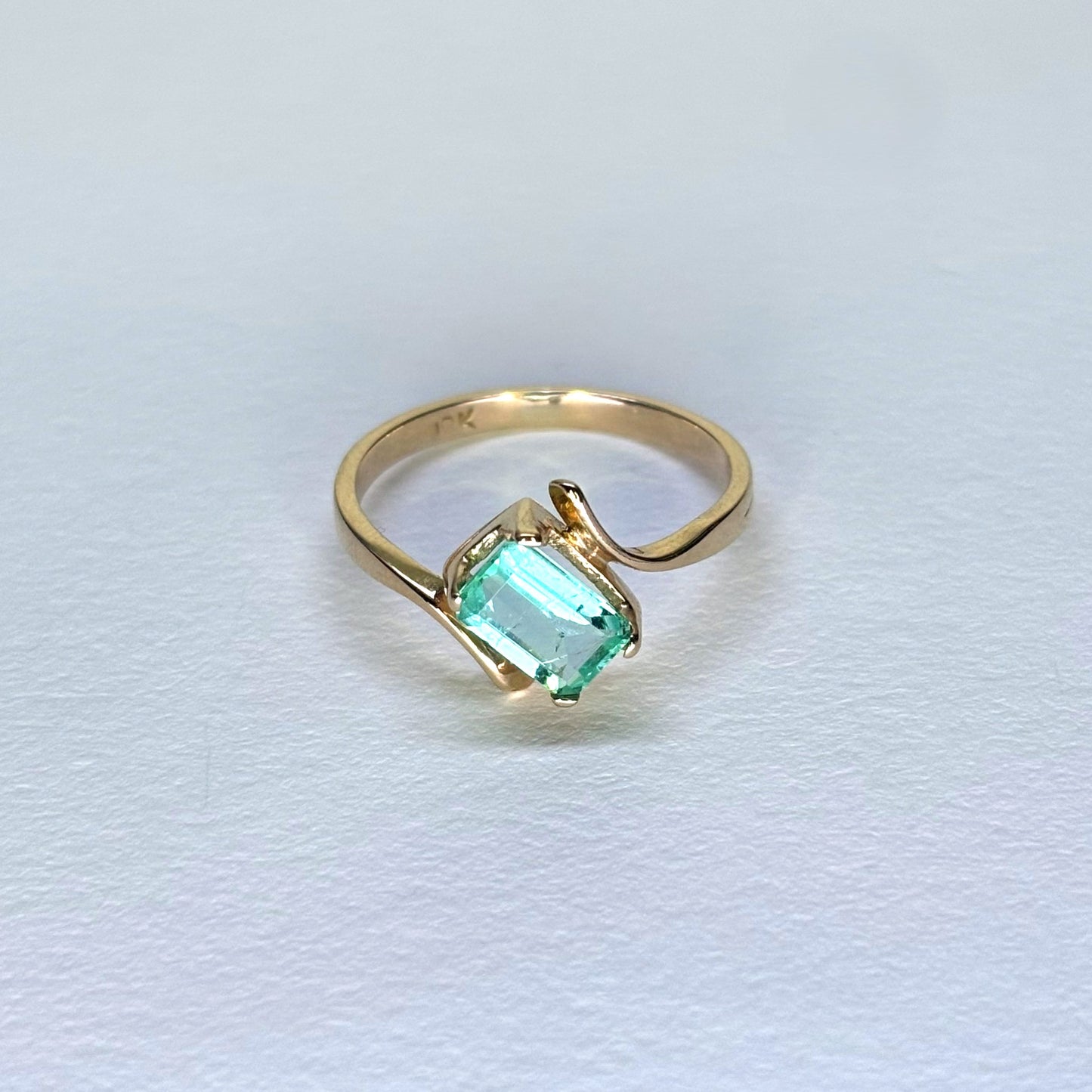 Anillo de oro de 18K con esmeralda natural