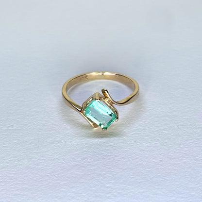 Anillo de oro de 18K con esmeralda natural