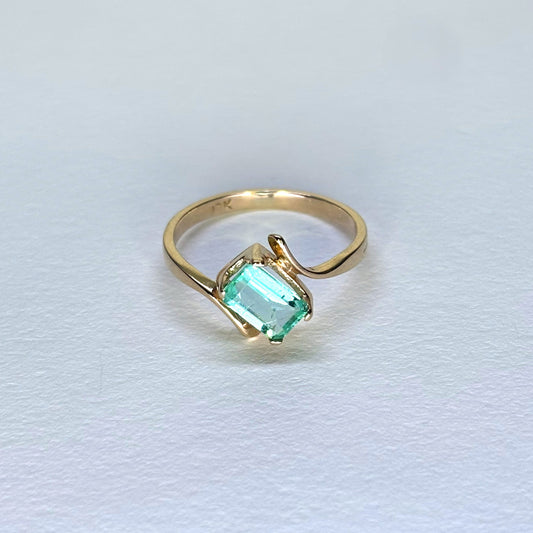 Anillo de oro de 18K con esmeralda natural