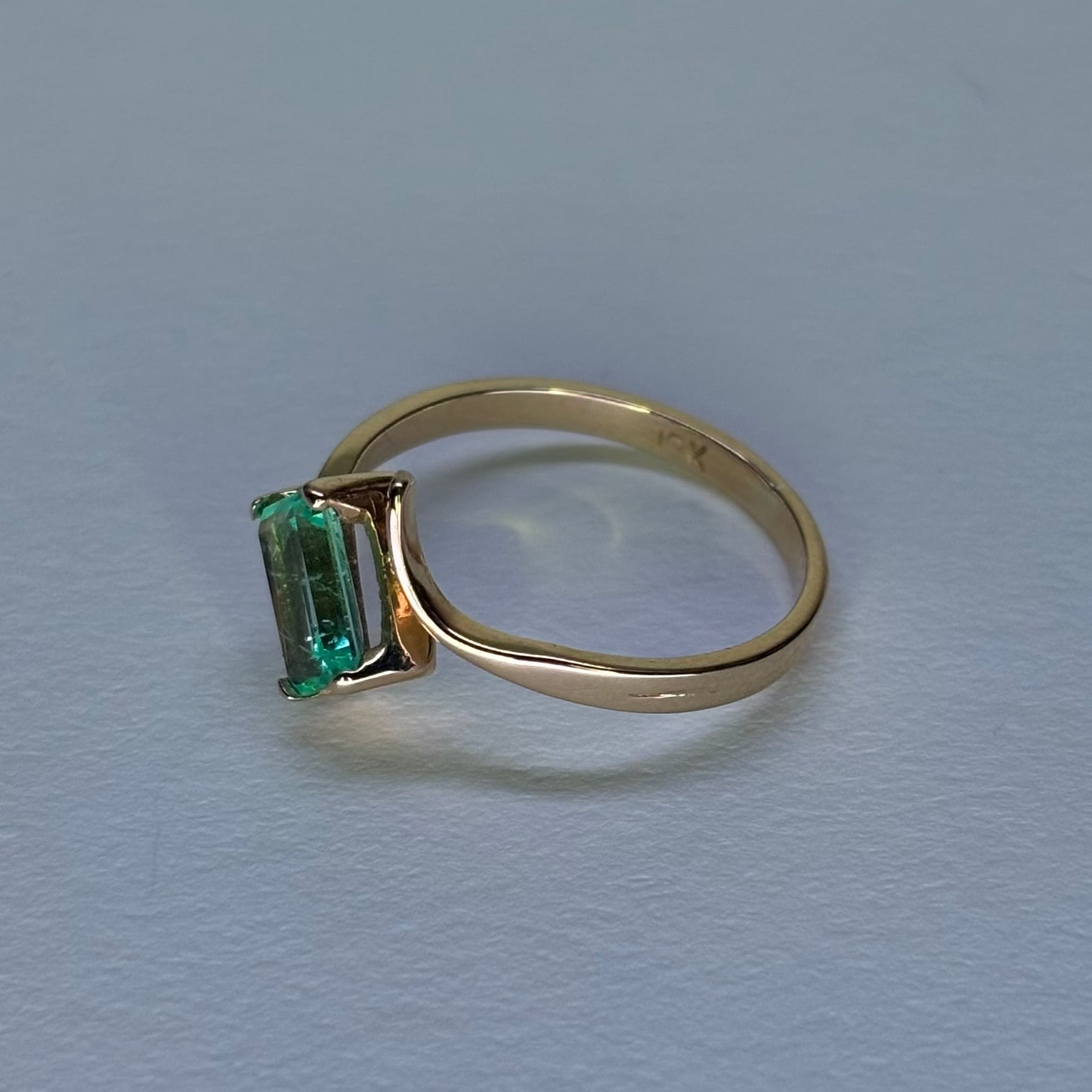 Anillo de oro de 18K con esmeralda natural