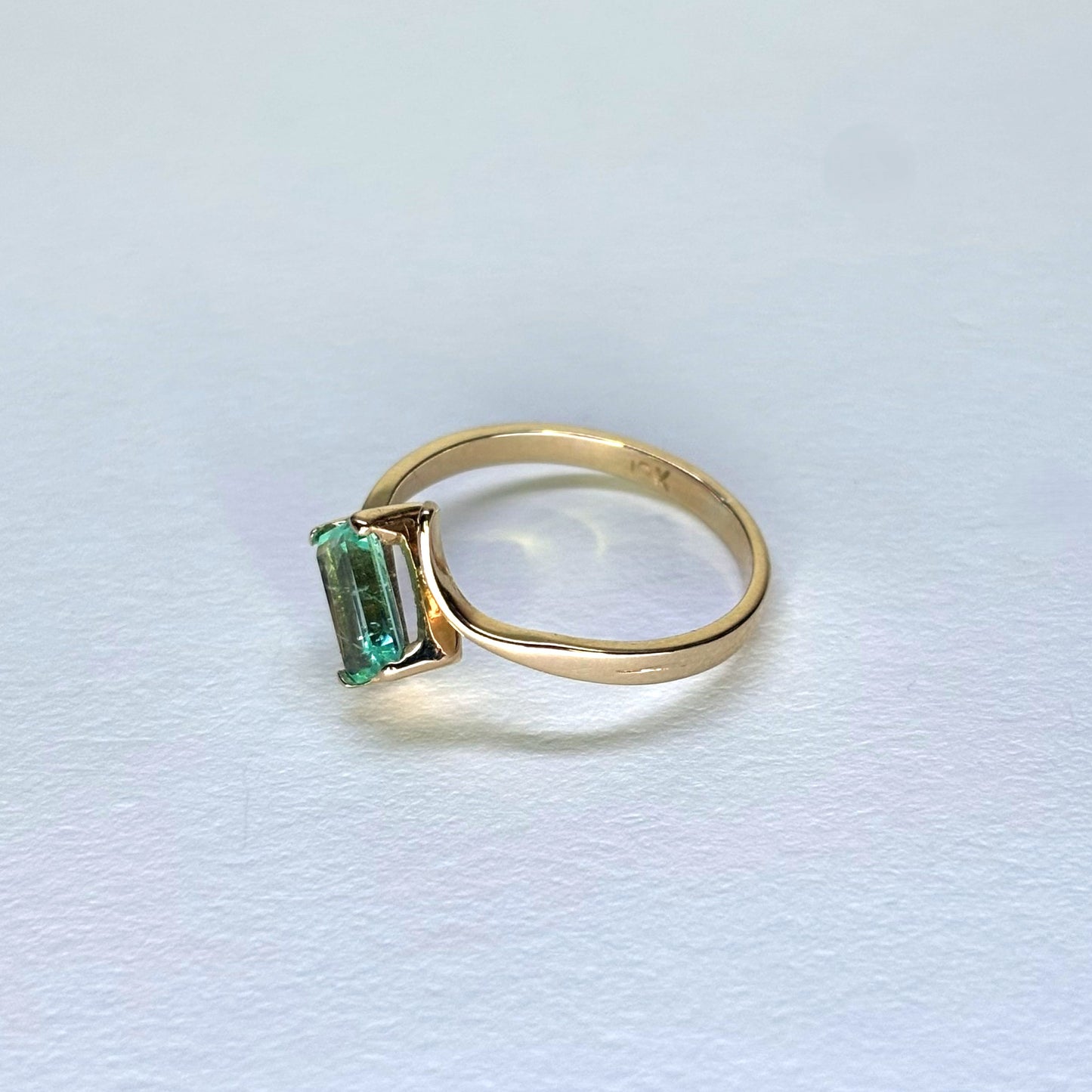 Anillo de oro de 18K con esmeralda natural