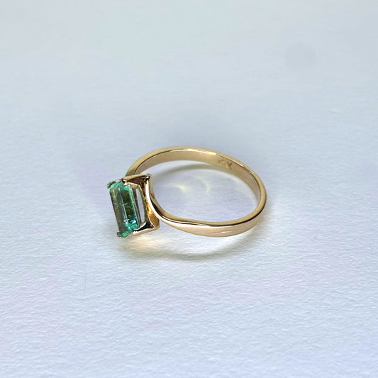 Anillo de oro de 18K con esmeralda natural