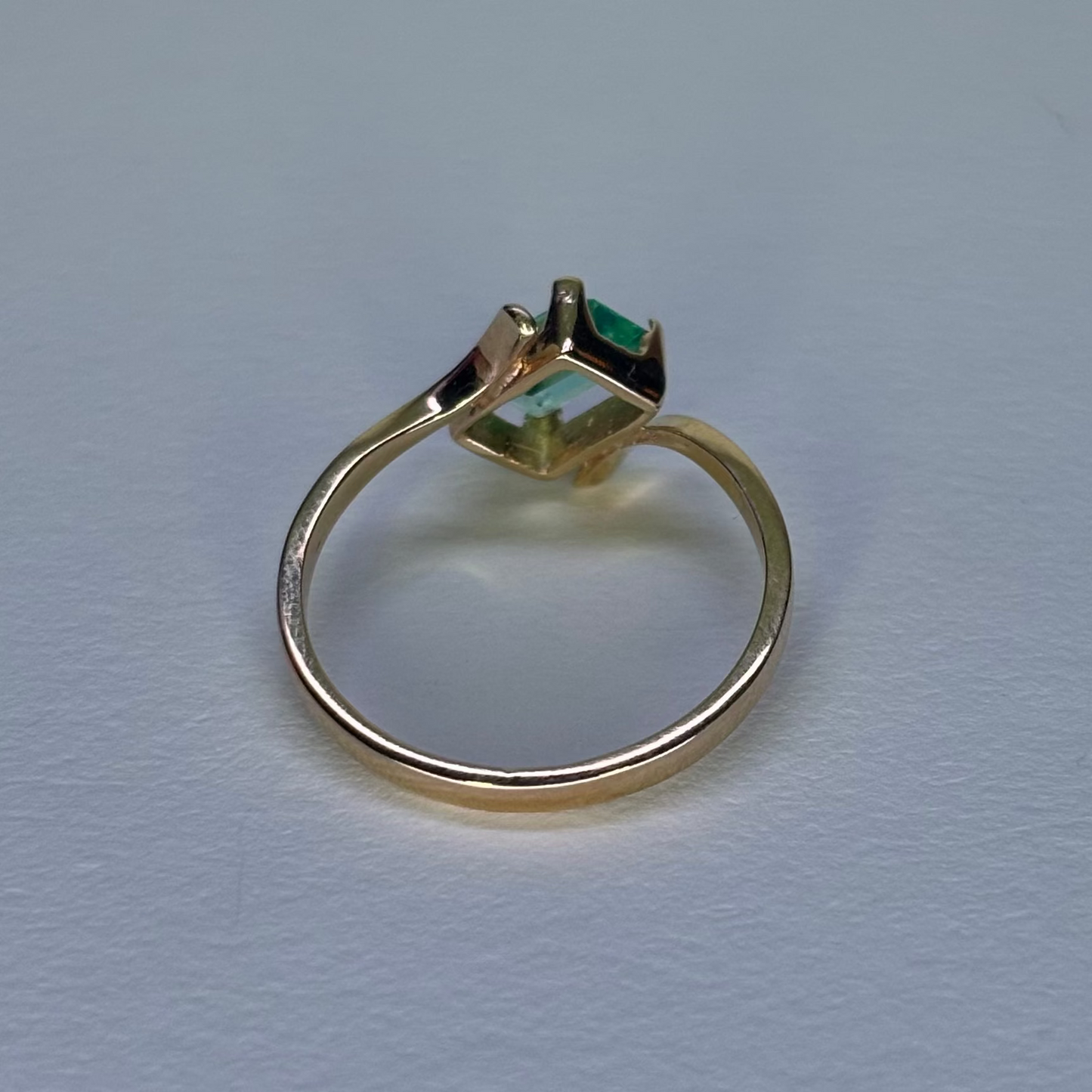 Anillo de oro de 18K con esmeralda natural