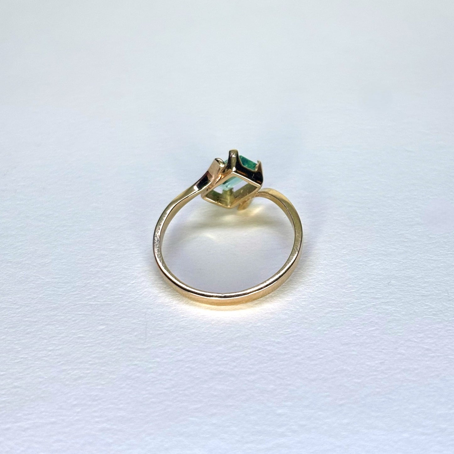 Anillo de oro de 18K con esmeralda natural