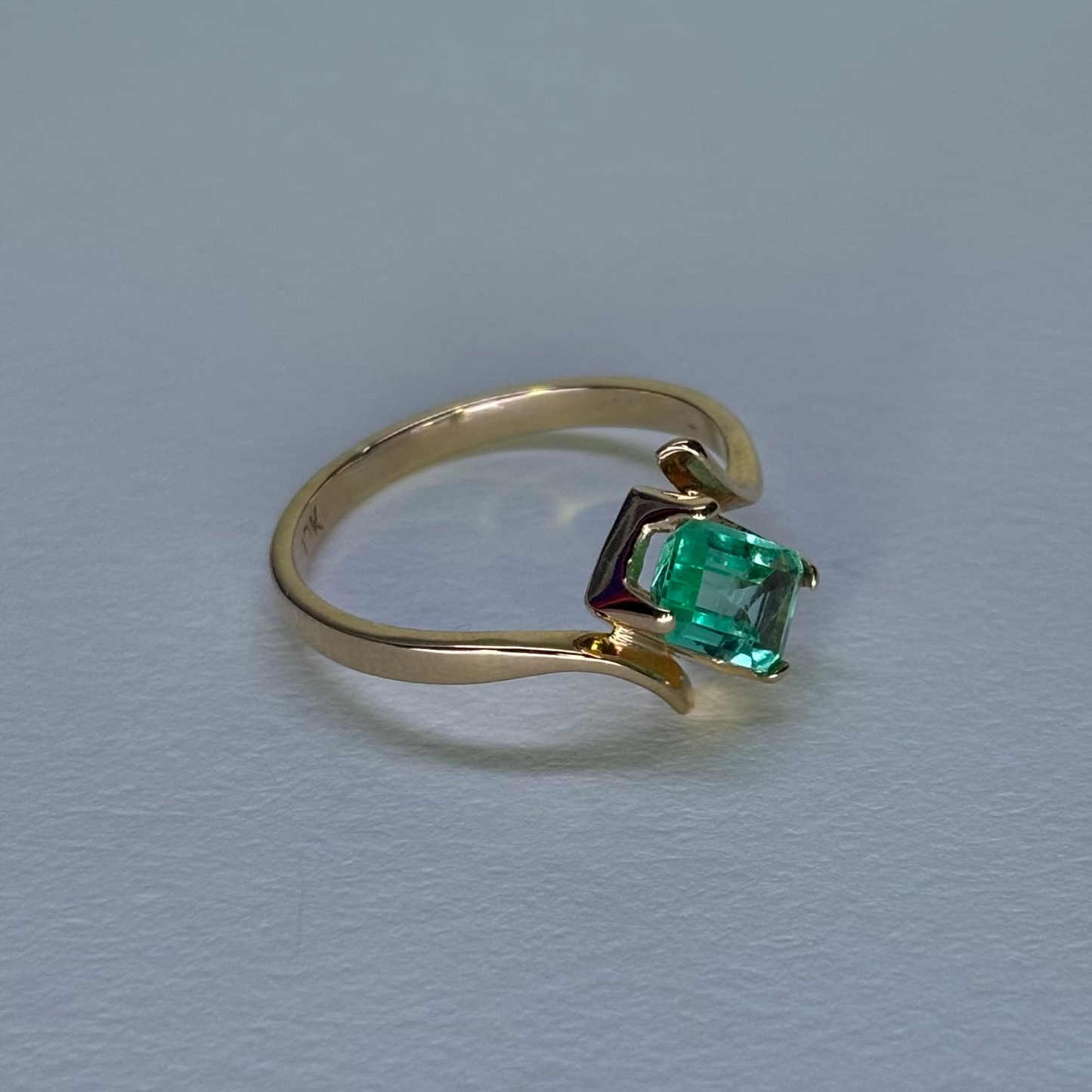Anillo de oro de 18K con esmeralda natural