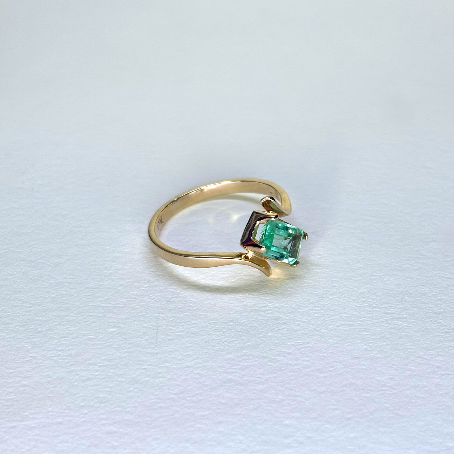 Anillo de oro de 18K con esmeralda natural