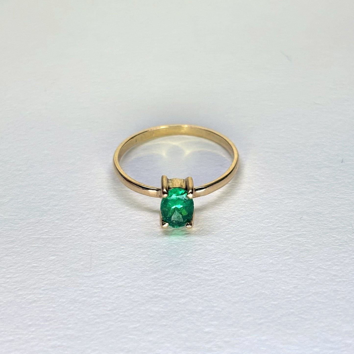 Anillo de oro de 18k con esmeralda ovalada natural colombiana