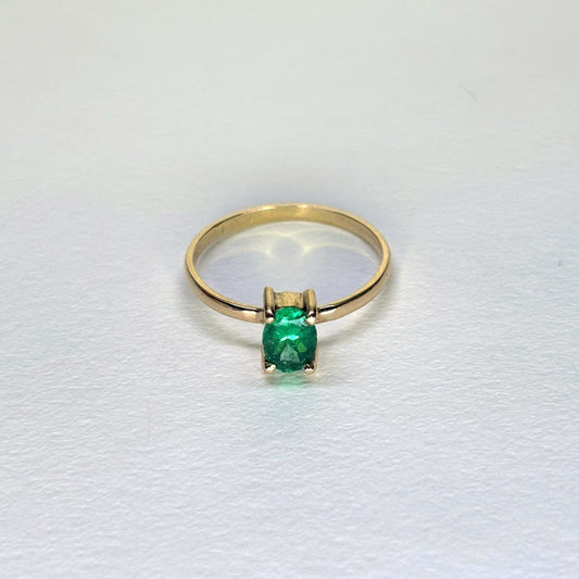 Anillo de oro de 18k con esmeralda ovalada natural colombiana