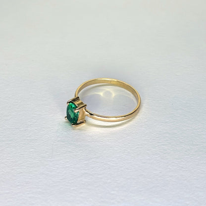 Anillo de oro de 18k con esmeralda ovalada natural colombiana