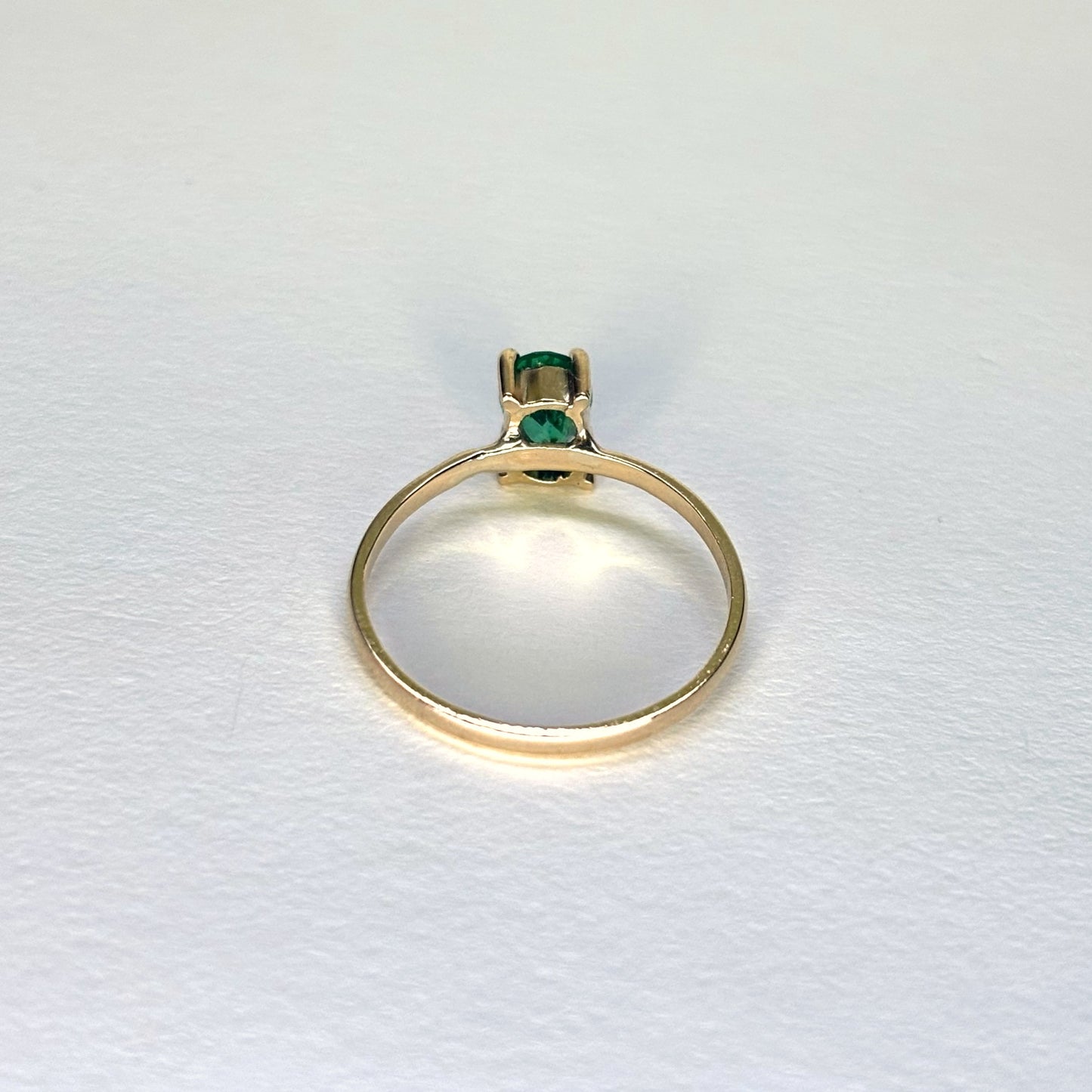 Anillo de oro de 18k con esmeralda ovalada natural colombiana