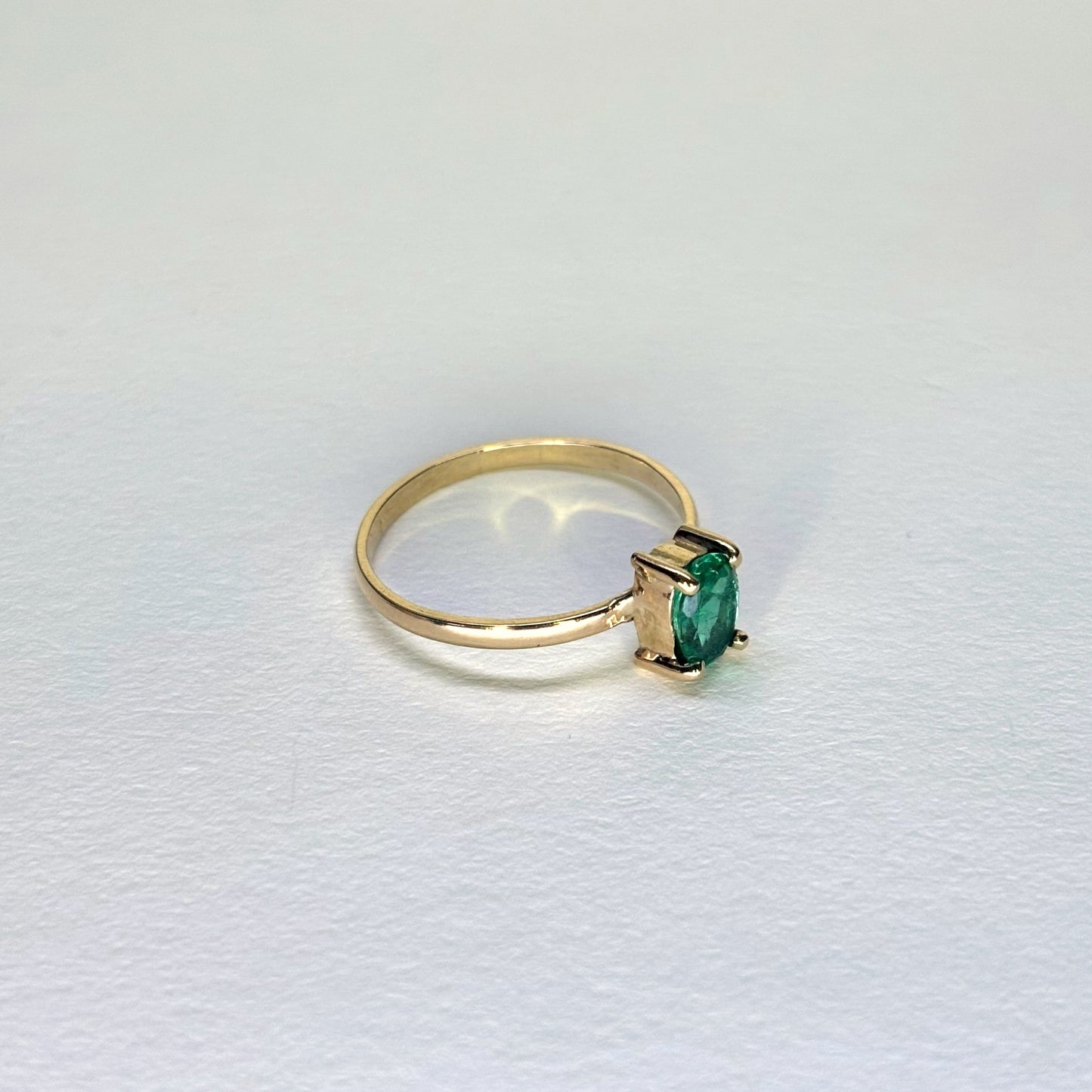 Anillo de oro de 18k con esmeralda ovalada natural colombiana