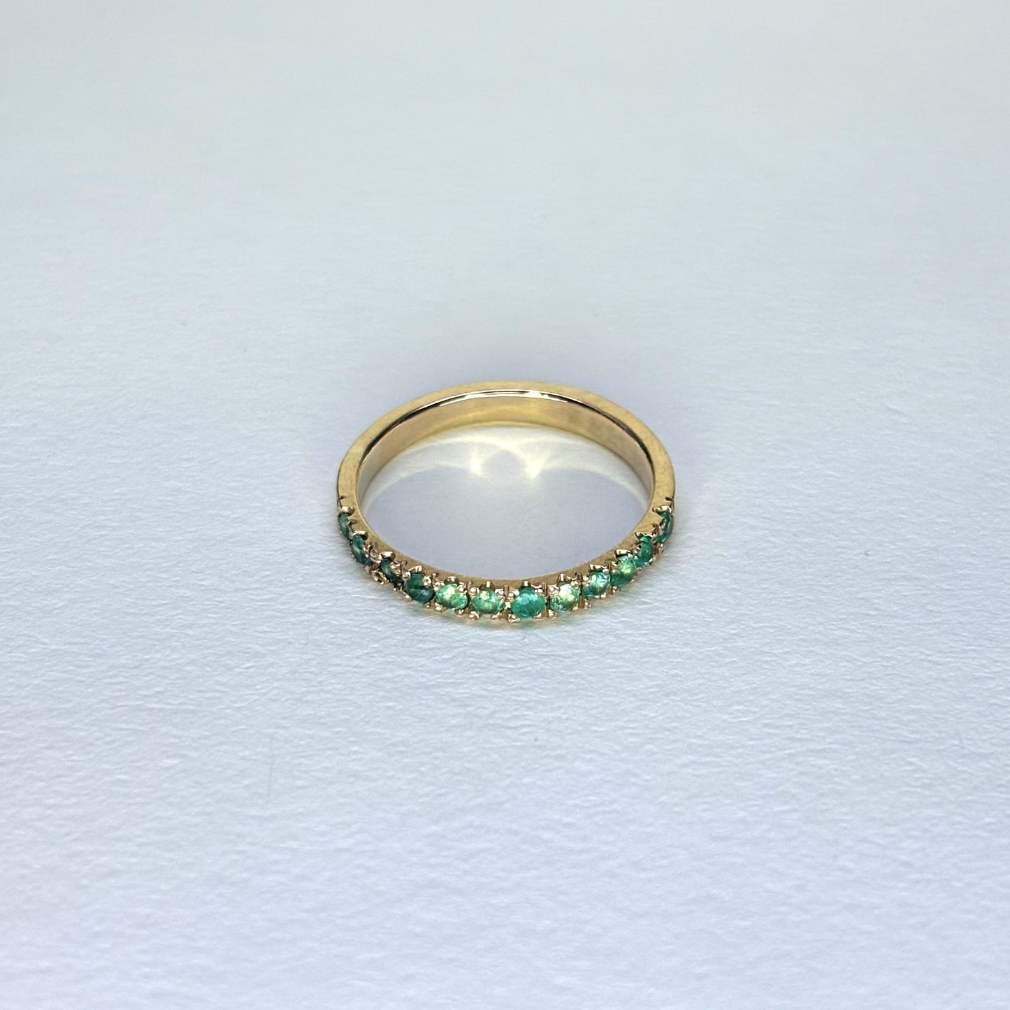 Anillo de oro de 18k con 12 esmeraldas naturales colombianas