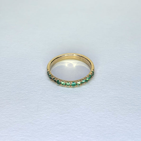 Anillo de oro de 18k con 12 esmeraldas naturales colombianas