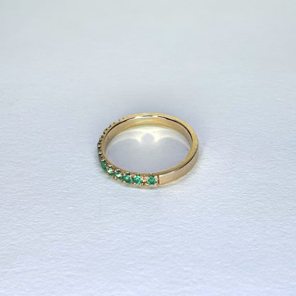 Anillo de oro de 18k con 12 esmeraldas naturales colombianas