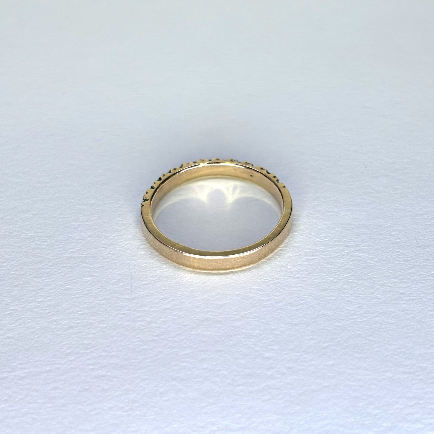 Anillo de oro de 18k con 12 esmeraldas naturales colombianas