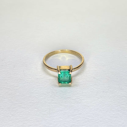 Anillo de oro de 18k con esmeralda natural colombiana