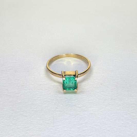 Anillo de oro de 18k con esmeralda natural colombiana