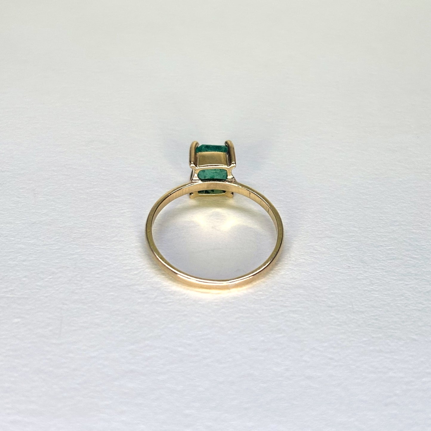 Anillo de oro de 18k con esmeralda natural colombiana