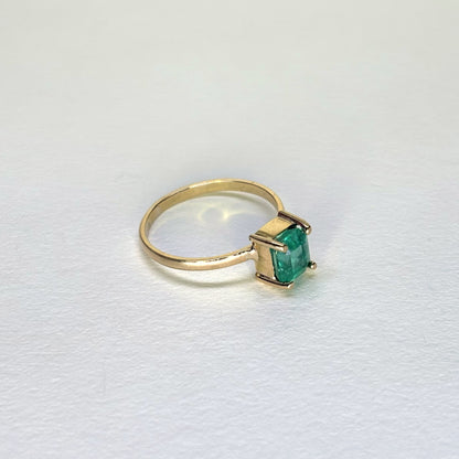 Anillo de oro de 18k con esmeralda natural colombiana