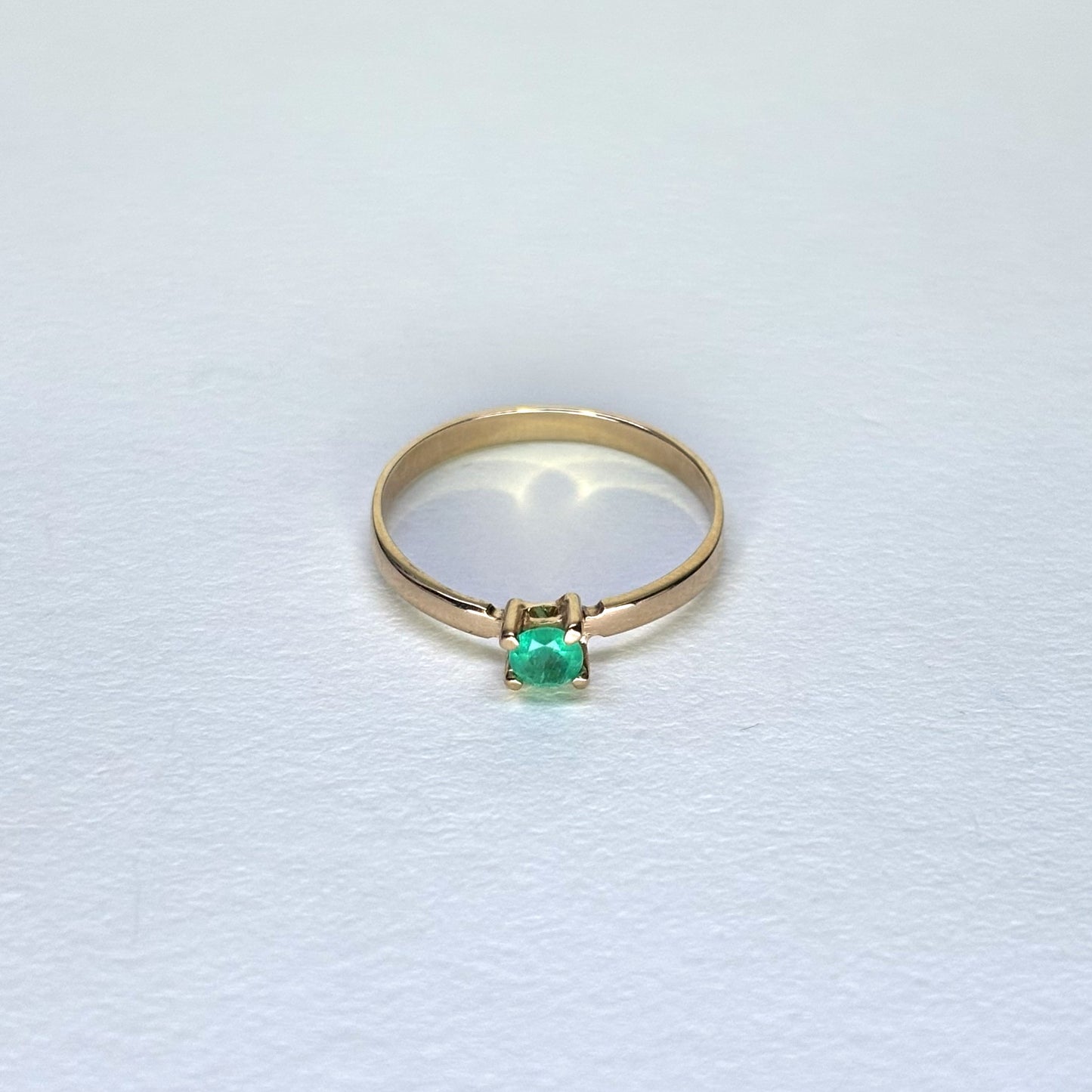 Anillo de oro de 18k con esmeralda natural colombiana