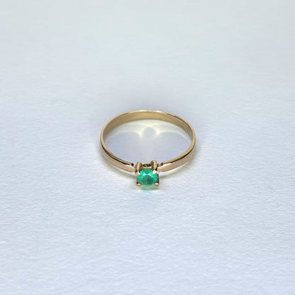 Anillo de oro de 18k con esmeralda natural colombiana