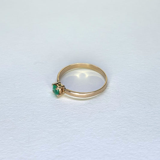 Anillo de oro de 18k con esmeralda natural colombiana