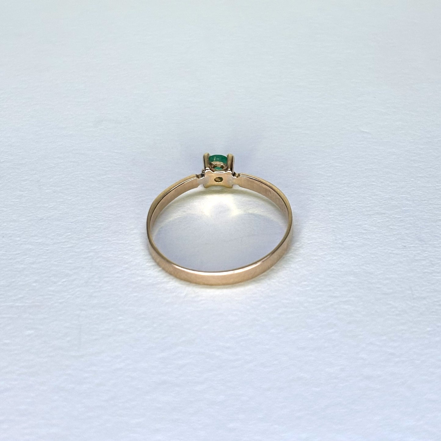 Anillo de oro de 18k con esmeralda natural colombiana