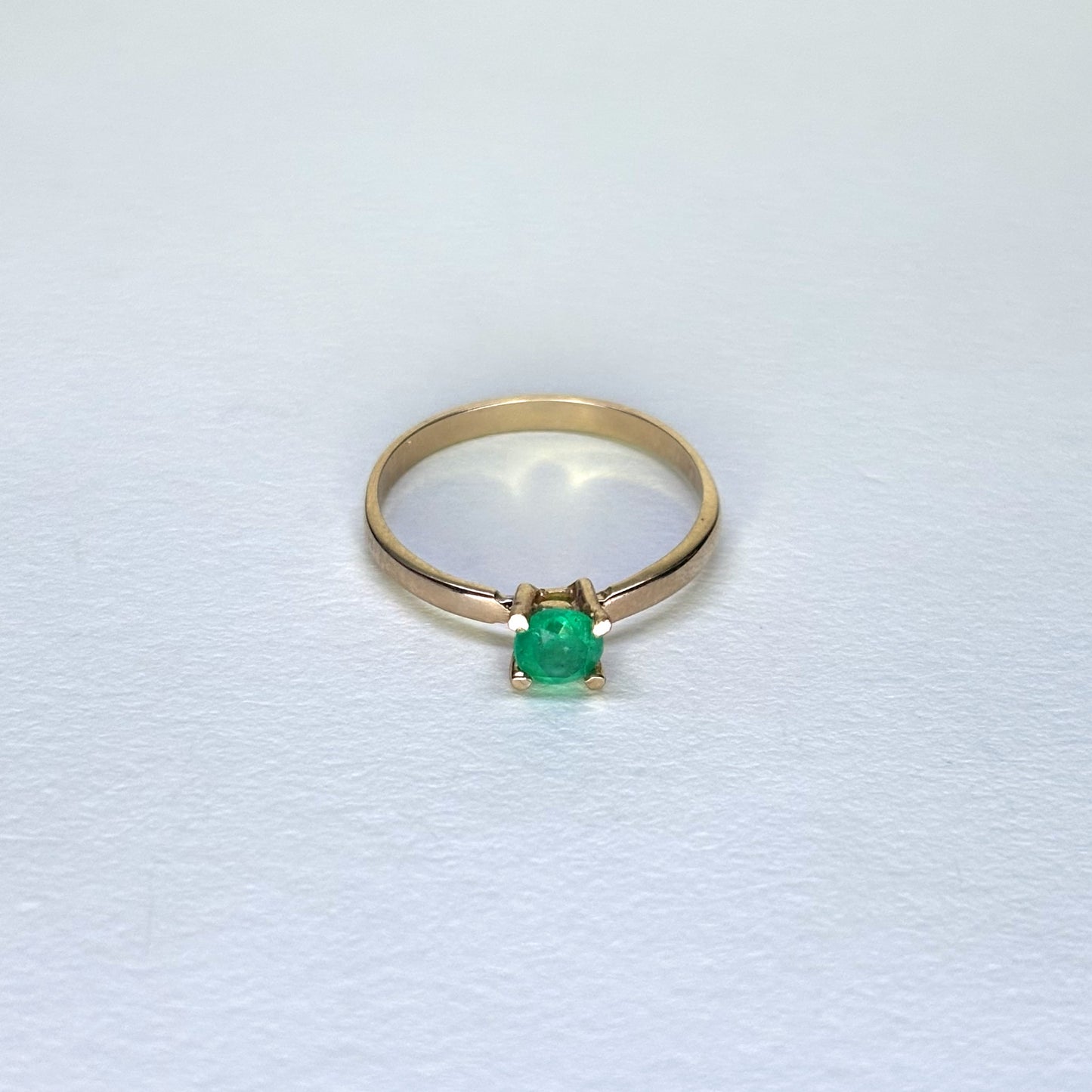 Anillo de oro de 18k con esmeralda natural colombiana