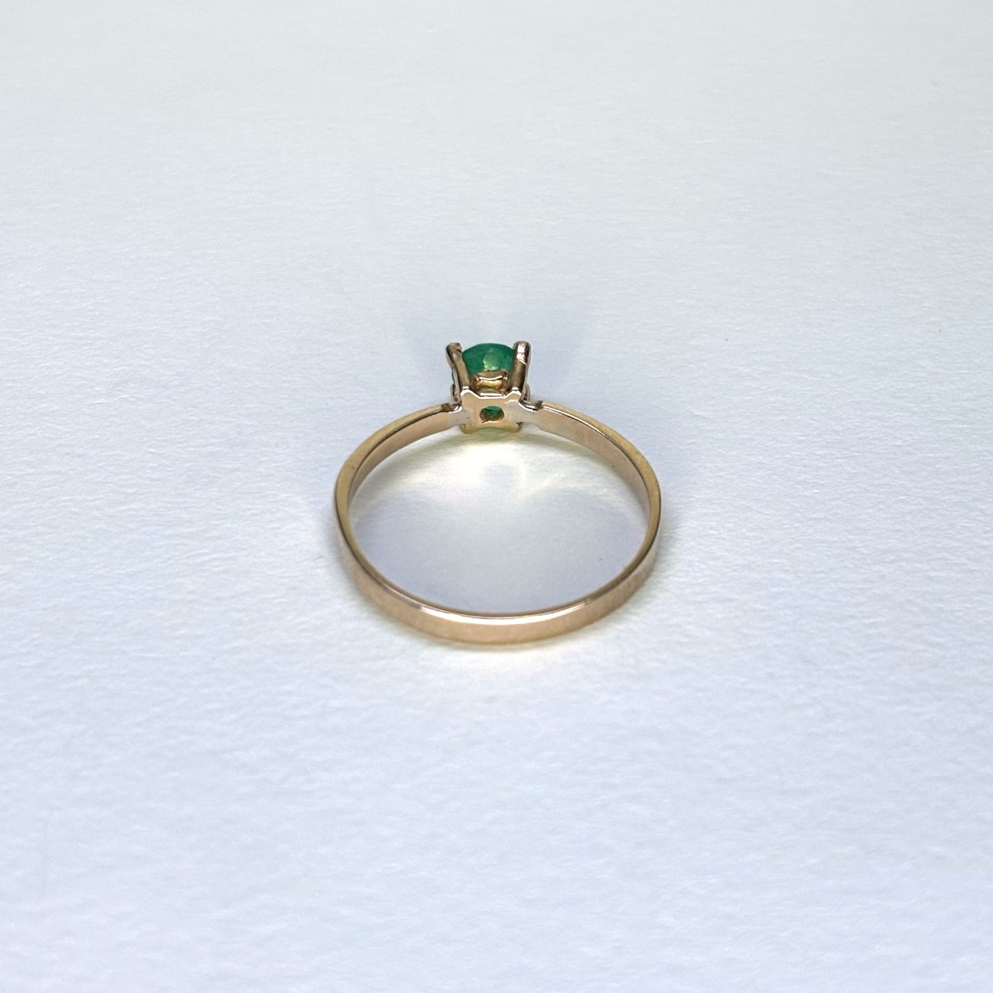 Anillo de oro de 18k con esmeralda natural colombiana
