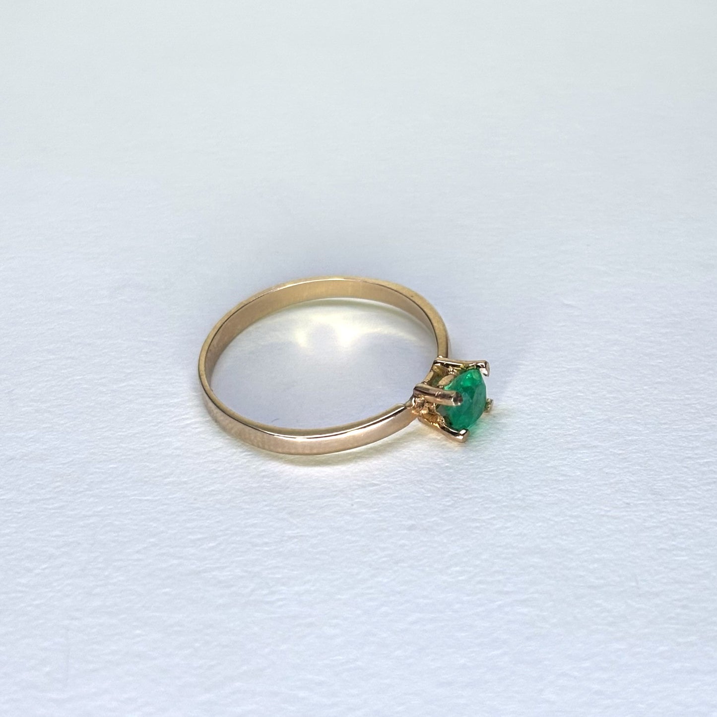 Anillo de oro de 18k con esmeralda natural colombiana