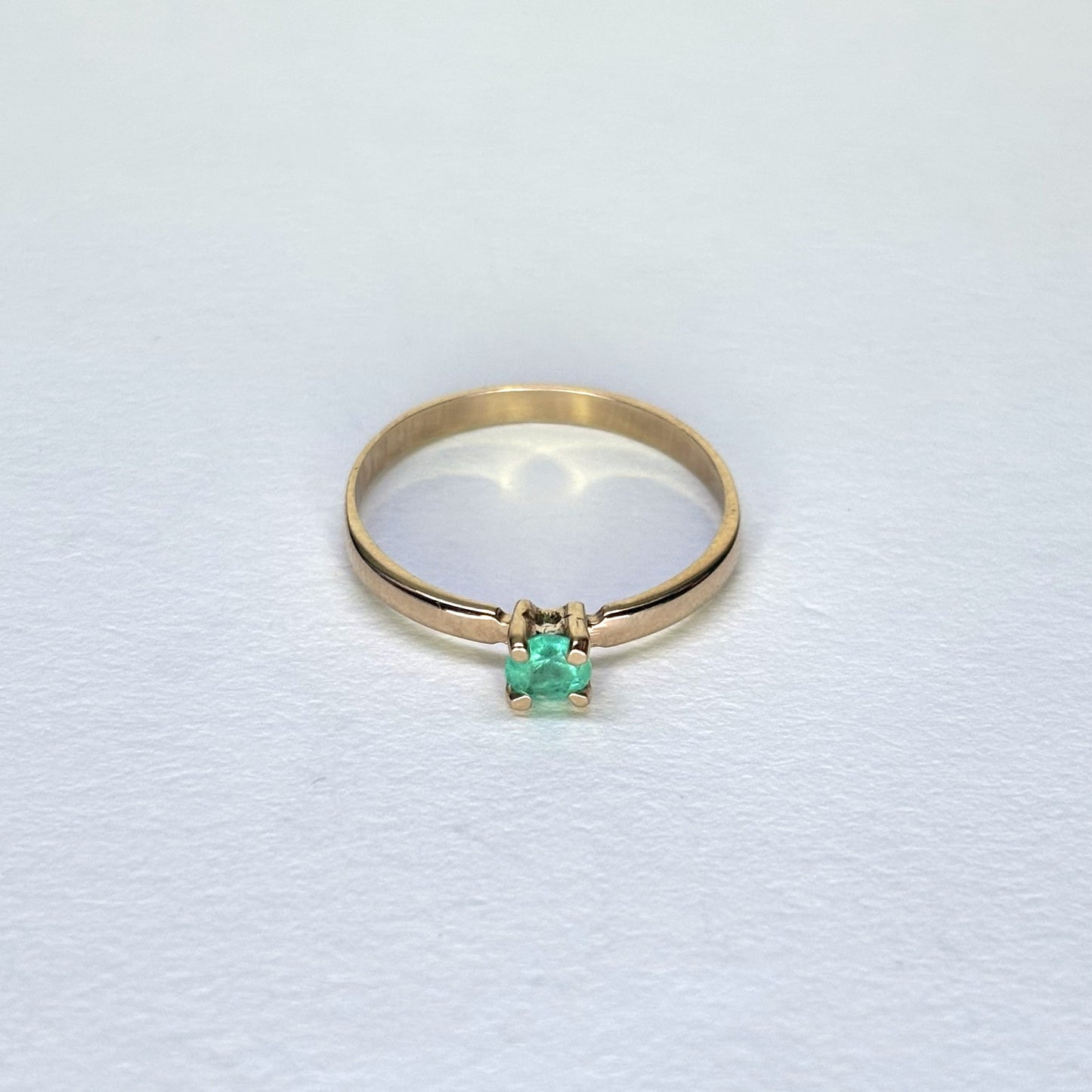 Anillo de oro de 18k con esmeralda natural colombiana