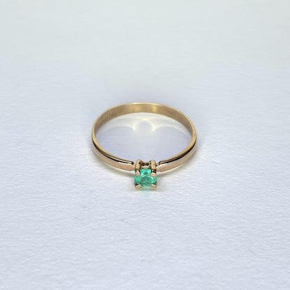 Anillo de oro de 18k con esmeralda natural colombiana
