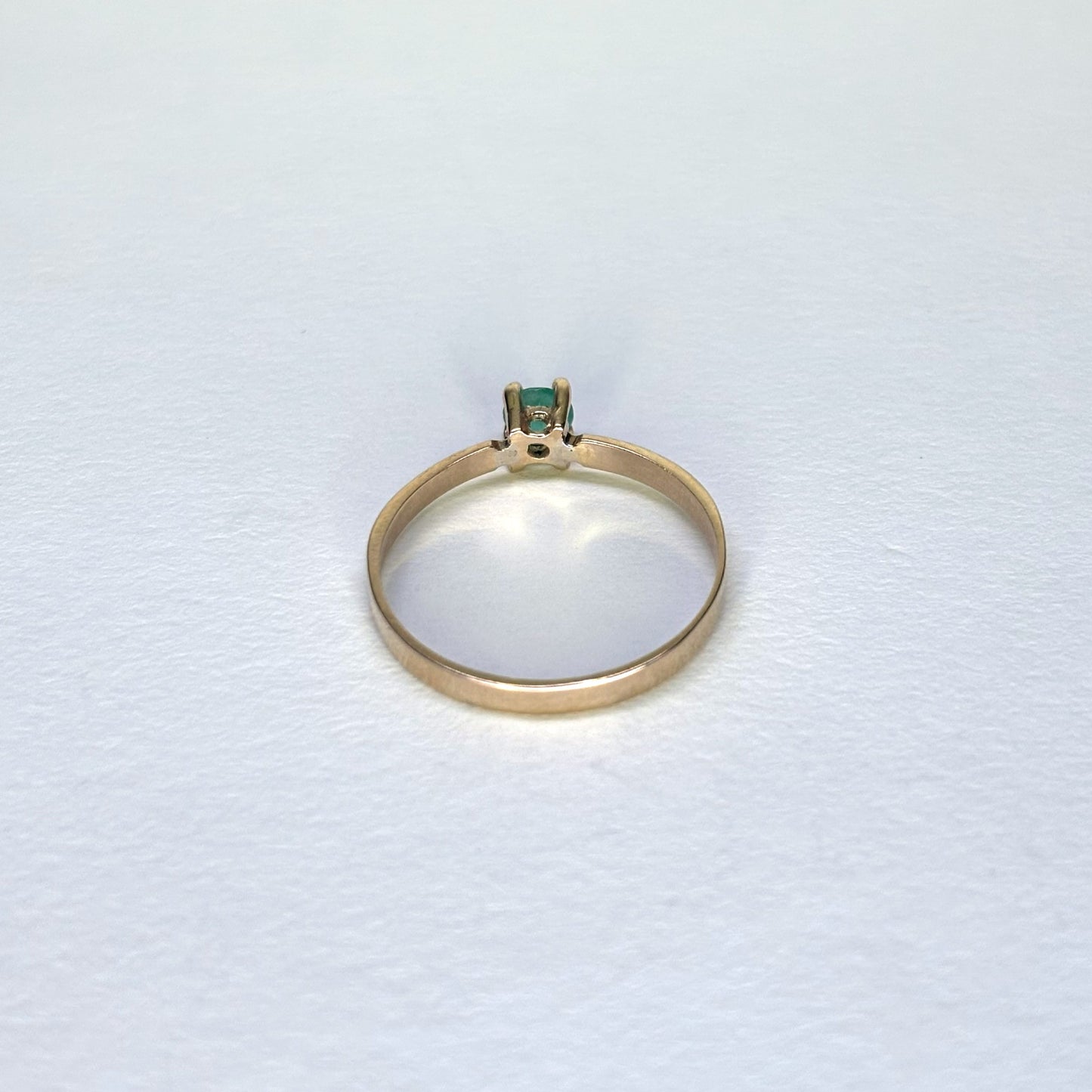 Anillo de oro de 18k con esmeralda natural colombiana