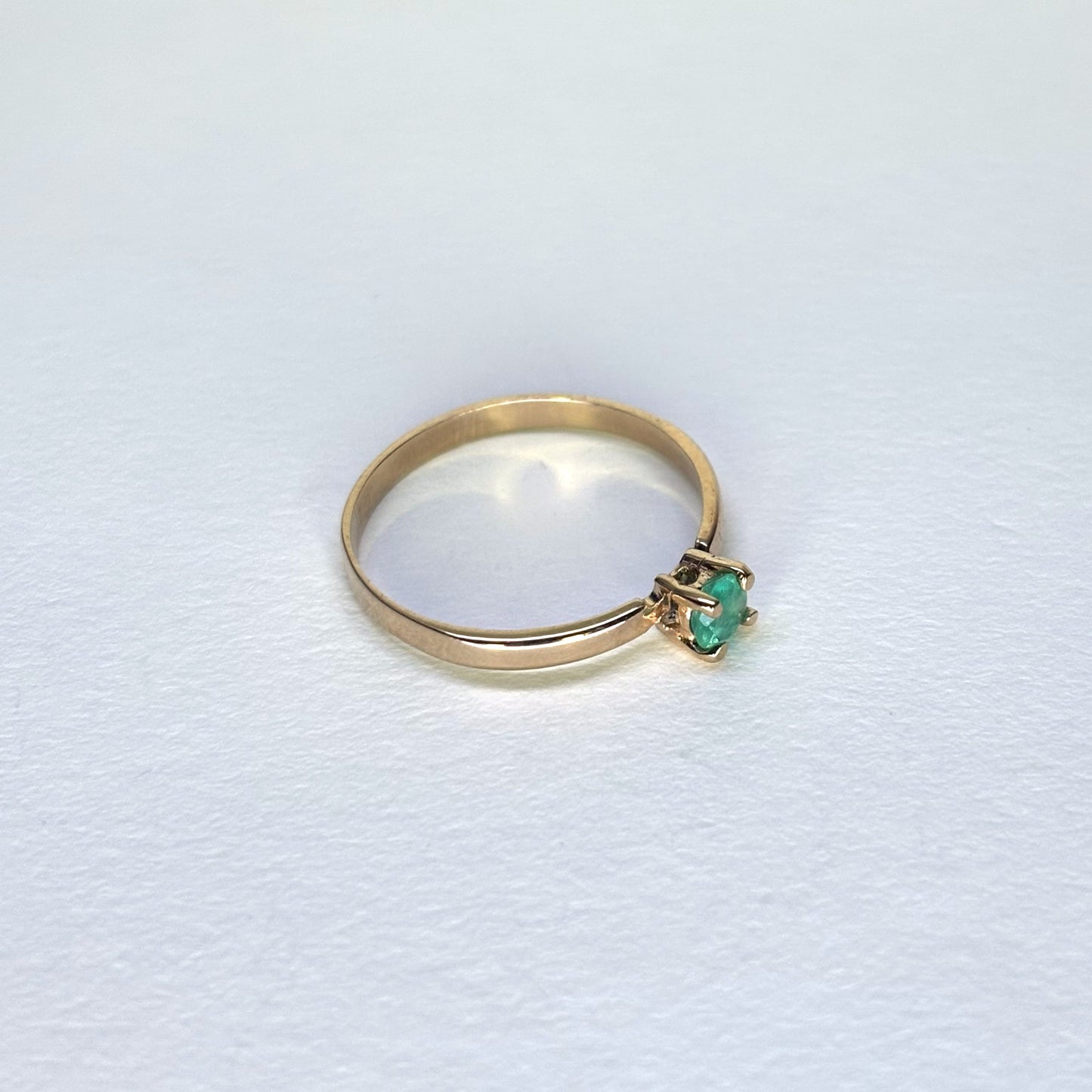 Anillo de oro de 18k con esmeralda natural colombiana