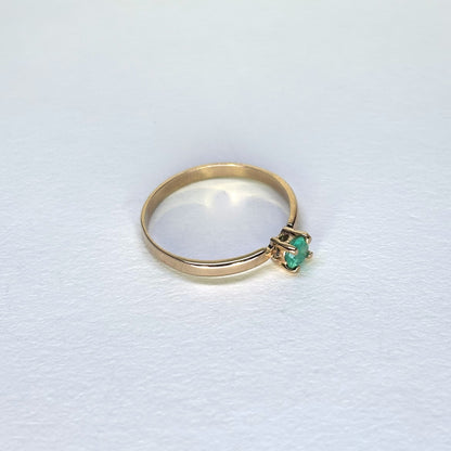 Anillo de oro de 18k con esmeralda natural colombiana